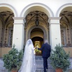 Sposi entrano in villa